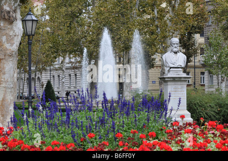 Fontaine, bustes, lanternes, fleurs, parc Zrinjevac, Zagreb, Croatie, Europe Banque D'Images