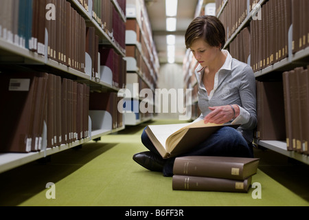 En étudiant la bibliothèque Banque D'Images