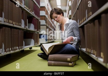 En étudiant la bibliothèque Banque D'Images