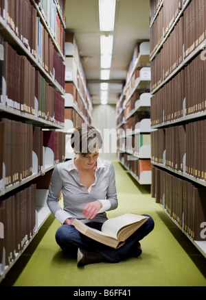 En étudiant la bibliothèque Banque D'Images