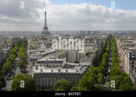 Tour Eiffel vue à travers les toits de Paris, France, Europe Banque D'Images