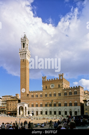 Palazzo Pubblico, hôtel de ville, avec la Torre del Mangia, clocher, chapelle et sur la Piazza del Campo, Sienne, Toscane, Italie, Europe Banque D'Images