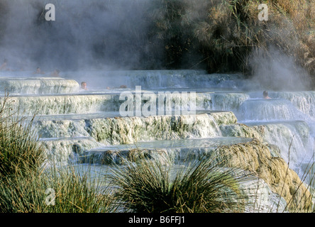 Thermes, cascades, travertin, Cascate del Molino Saturnia, Province de Grosseto, Toscane, Italie, Europe Banque D'Images