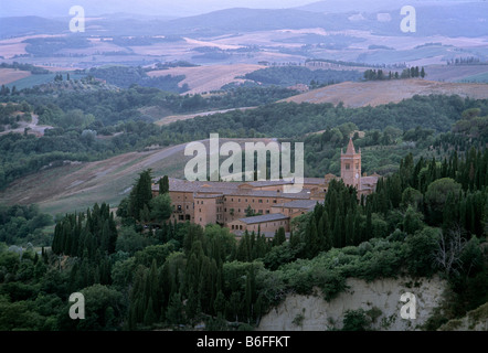Abbaye de Monte Oliveto Maggiore, la crète près de Buonconvento, Asciano, Province de Sienne, Toscane, Italie, Europe Banque D'Images