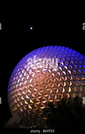 Epcot Center de nuit avec la lune dans l'arrière-plan Banque D'Images