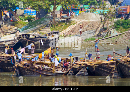 Déchargement de bateaux sur la rivière Hooghly, Calcutta, Inde Banque D'Images