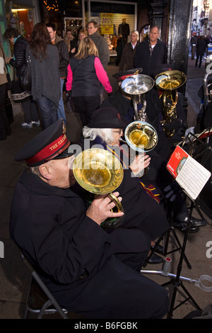 Le centre-ville de Chester Cheshire UK à Noël brass band de l'Armée du Salut jouant des chants de saison à Eastgate Street Banque D'Images