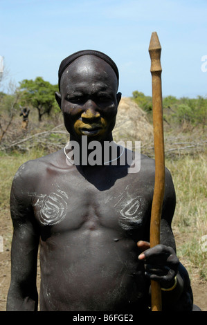 L'homme, chef de tribu Mursi, bouche peint en jaune, tenant une lance, Jinka, Ethiopie, Afrique Banque D'Images