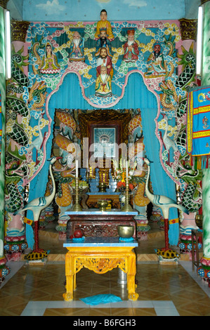 Autel coloré dans le temple de Cao Dai Dao aller près de la ville de Ho Chi Minh, Saigon, Vietnam, Asie du sud-est Banque D'Images