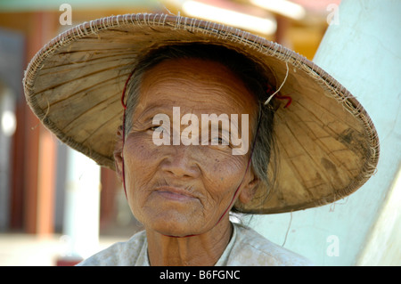 Vieille Femme portant un chapeau de paille de riz, portrait, l'État Shan, en Birmanie, en Asie du sud-est Banque D'Images