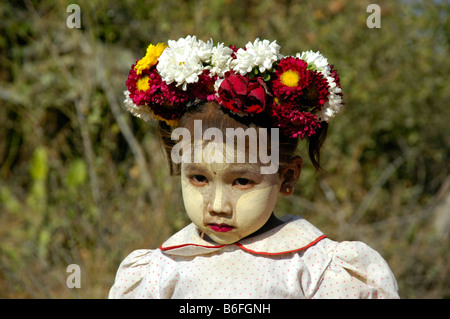 Portrait, fille de couleur blanche dans son visage portant un coronal dans ses cheveux, Bagan, Birmanie, Asie du Sud Banque D'Images