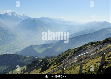 Funiculaire Kulm Muelenen-Niesen avec le plus long escalier du monde servant d'issue de secours, dans l'Oberland bernois Banque D'Images