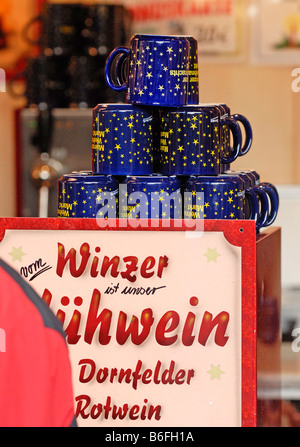 Motif d'un marché de Noël dans une ville allemande. Tasses pour Gluehwein Banque D'Images