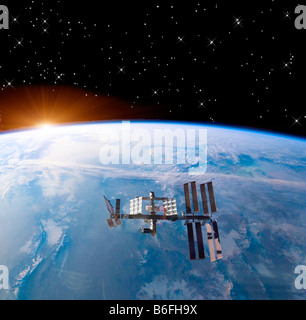 L'amélioration de l'image de l'ordinateur de la NASA La Station spatiale internationale (ISS), volant au-dessus de la terre le lever du soleil Banque D'Images