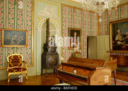 La salle Rococo contenant un clavecin et un poêle à bois, dans le Kurpfaelzischen Museum, Heidelberg, Bade-Wurtemberg, G Banque D'Images