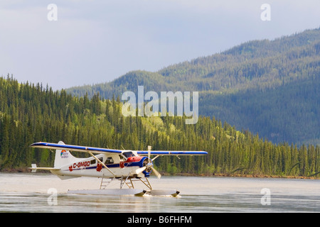 Le roulage, légendaire de Havilland Canada DHC-2 Beaver, hydravion, en avion de brousse, Yukon River, rivière Teslin, de Hootalinqua, Yukon Ter Banque D'Images