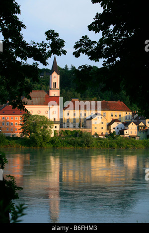 Eglise de Saint Gertraud sur le bord de la rivière Inn, Passau, Bavière, Allemagne, Europe Banque D'Images