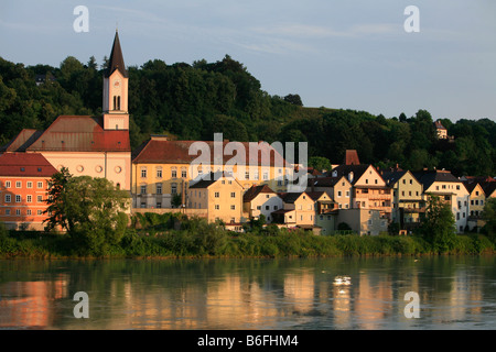 Eglise de Saint Gertraud sur le bord de la rivière Inn, Passau, Bavière, Allemagne, Europe Banque D'Images