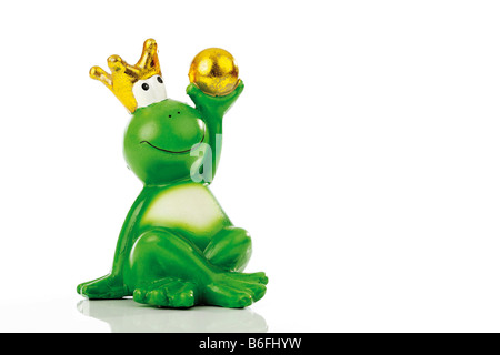 Frog prince ou roi tenant une boule d'or Banque D'Images