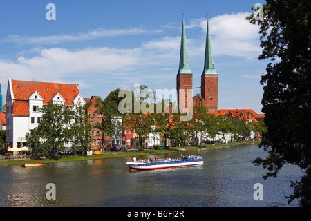 Bateau de plaisance sur la rivière Trave, cathédrale de Lübeck, la cathédrale de l'ancienne ville hanséatique de Lübeck et de l'An der Obertrave st Banque D'Images