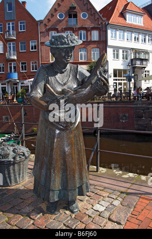 Sculpture en bronze d'une femme pêcheur dans le vieux marché aux poissons, le centre historique de Stade sur le vieux port, Basse-Saxe, Allemagne, Banque D'Images