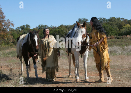 Deux Native American Indian Women walking leurs chevaux bénéficiant de la journée Banque D'Images