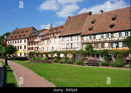 Bâtiments à colombages sur le quai Anselmann, Wissembourg, Nordvogesen Réserve Naturelle, Vogesen, Alsace, France, Europe Banque D'Images