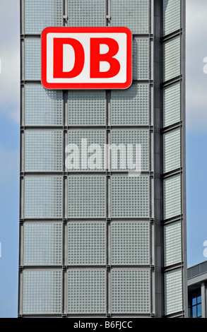 Des panneaux solaires et un logo DB, Berlin Hauptbahnhof, la gare principale de Berlin, Lehrter Bahnhof, Berlin, Germany, Europe Banque D'Images