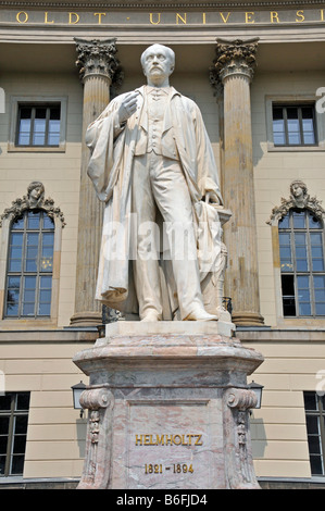 Statue d'Hermann Ludwig Ferdinand von Helmholtz en face de l'Universitaet Humbold, Unter den Linden, Berlin, Germany, Europe Banque D'Images