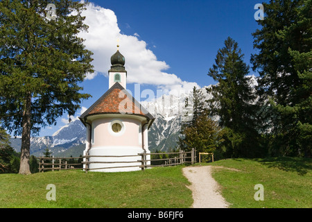 Maria-Koenigin ou la reine Maria Chapelle, sur le lac Lautersee, en face des montagnes du Karwendel, Werdenfelser Land, Upper Bavaria, Banque D'Images