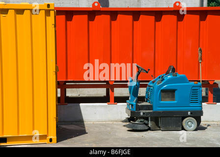 Les conteneurs et le balayage des rues de la machine en l'Sondermuelldeponie ou déchets dangereux-dans Koelliken, SMDK, Argovie, Suisse Banque D'Images