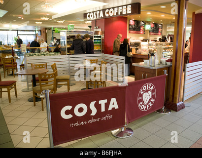 Des sièges vides dans un café Costa, M25 'motorway service station', Surrey, Angleterre Banque D'Images