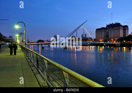 Le vieux port de Puerto Madero, restauré pour les touristes, avec le Puente de la Mujer, Woman's Bridge, soir, Buenos Aires, Argentine Banque D'Images