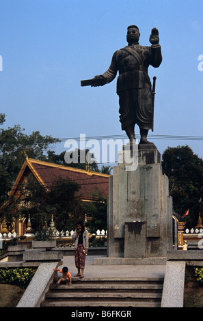 Statue du Roi Sisavang Vong laotien (1904-59), Vientiane, Laos Banque D'Images