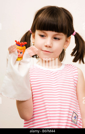 Petite fille, 6 ans, avec puppet Banque D'Images