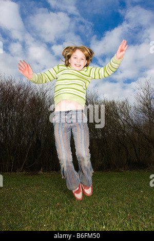 Petite fille de saut, 9 ans Banque D'Images