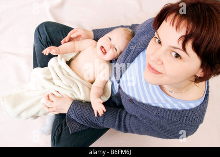 Bébé, 7 mois, avec la mère, 28 ans Banque D'Images