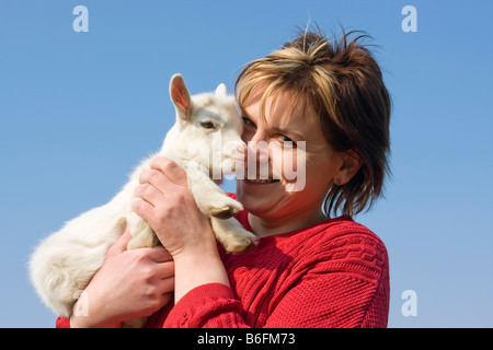 Femme, 36 ans, avec des mains en goatling blanc Banque D'Images