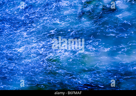 La surface de l'eau bleue Banque D'Images