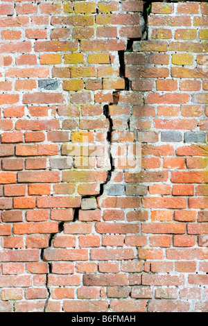 Mur de brique fissurée Banque D'Images