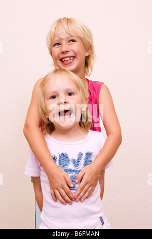 Deux sœurs de rire, 5 et 7 ans Banque D'Images