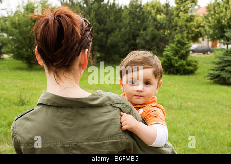 Jeune garçon, à l'âge de 10 mois, avec sa mère, âgée de 30 ans Banque D'Images