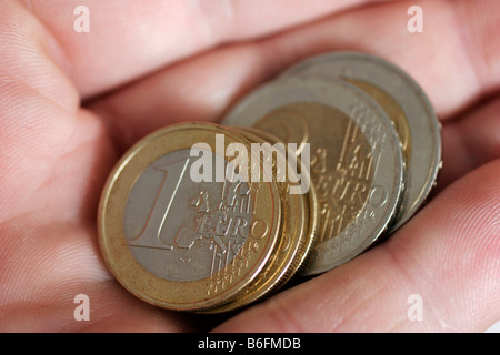 Pièces euro dans la main Banque D'Images