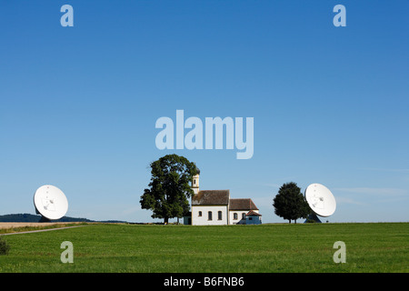 L'installation radar, radar Raisting dôme avec la chapelle Saint Johann, Pfaffenwinkel, Upper Bavaria, Germany, Europe Banque D'Images