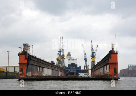 Port avec un quai flottant, en face de la station d'paquebot de luxe, couleur Fantasy, qui est amarré à des rénovations, Hambourg, Allemagne Banque D'Images