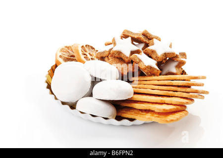 Assortiment de biscuits de Noël sur une plaque en forme d'étoiles à la cannelle, biscuits, biscuits, biscuits aux épices d'épices séchées ou Banque D'Images