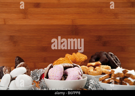 Assortiment de biscuits de Noël dans des bols, en forme d'étoiles à la cannelle, biscuits, pain d'épices au chocolat, biscuits à la vanille Banque D'Images