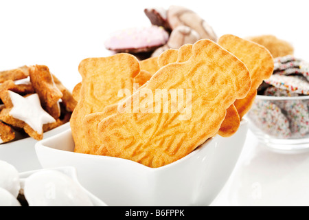 Biscuits aux épices dans un bol blanc avec un assortiment de biscuits de Noël à la cannelle, biscuits en forme d'étoile à saveur de chocolat, rin Banque D'Images