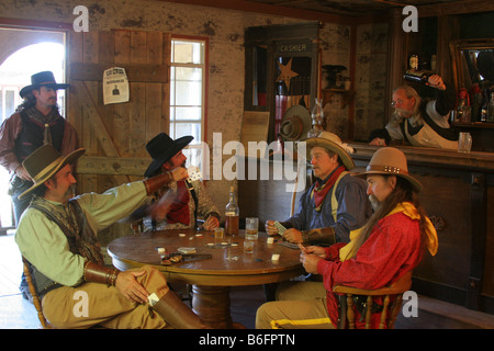 Faites attention à l'intérieur d'un salon-bar dans une ancienne ville de l'ouest le barkeep va frapper quelqu'un avec une bouteille Banque D'Images