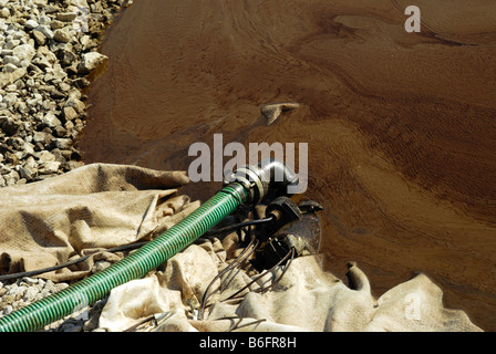 L'huile de chauffage de l'eau flottant sur sol, l'assainissement de l'opération, Bade-Wurtemberg, Allemagne Banque D'Images